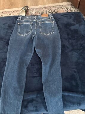 Judy Blue Jeans Slim Fit Dark Blue Wash Size 3 /26 tear design on knees